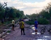 Fernández: El paso de la tormenta provocó voladuras de techos y dejó postes y arboles caídos