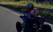 Polémica al volante: filmó a su hijo de 5 años manejando un cuatriciclo sin casco y le sacaron la licencia