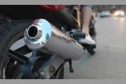 Le robaron el caño de escape de la moto y lo reconoció en otro rodado