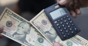 El valor referencial del dólar está por debajo de los Bs 8