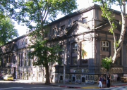 Un joven ingresó alcoholizado a la Facultad de Psicología e intentó abusar de una alumna