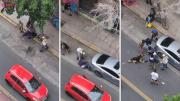 Otro vehículo intentó ayudarlo: nuevos videos del escape de motochorro que se subió a camión para huir en Santiago
