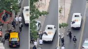 Impresionante video en centro de Santiago: Motochorro asaltó a señora, fue retenido y huyó en pick up de camión