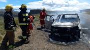 Feroz incendio destruyó por completo el auto de una familia que viajaba a Chile