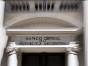 En medio de la presión sobre las reservas, el Gobierno prepara otra flexibilización del cepo desde enero