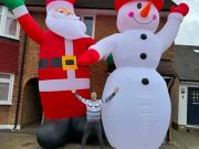 Unos inflables gigantes desataron una insólita disputa navideña: De mal gusto
