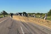 Un bache provocó el vuelco de un acoplado y generó demoras sobre la Ruta 34
