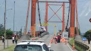 Instalan pórticos para limitar el tránsito de vehículos pesados en el puente Presidente Ibáñez