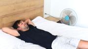 Por qué no se debe dormir con el ventilador apuntando a la cara y cómo ubicarlo correctamente
