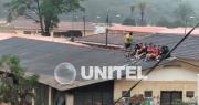 Inundación en Santa Cruz: un grupo de personas se resguarda en el techo del centro de rehabilitación Cenvicruz; hay evacuados
