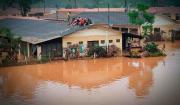 Emergencia en El Torno: el río Piraí desborda y los habitantes buscan salvación en los techos