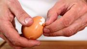 Pone a prueba este truco y jamás se pegará la cáscara de los huevos duros al pelarlos