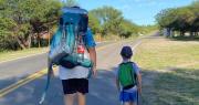 Damián y Merlín, padre e hijo cordobeses, viajaron a dedo a Santiago del Estero y Racing los sorprendió con entradas para la final