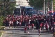 Ingresan los hinchas de Estudiantes al Madre de Ciudades (VIDEO)