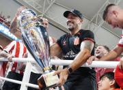 Le ofrendaron la Copa, saltó a la cancha y se abrazó con Domínguez: el frenético post partido del presidente Verón