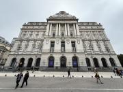 Lo sorprendieron dentro de un camarín con niñas en el Palacio Libertad, se tiró de una ventana y murió