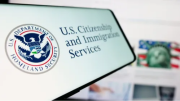 ¡USCIS agrega nueva regla a la lista! Ahora deberás cambiar tu foto del documento migratorio: conoce el porqué y si aplicas