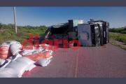 Un camionero trasladaba bolsas con soja, mordió la banquina y volcó