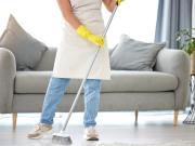 Papel aluminio en la escoba: para qué sirve y por qué recomiendan usarlo