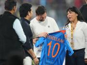 Messi sigue de gira por India: encuentro con el Dios del criquet, el pedido frustrado de un free kick y el juego con De Paul y Suárez