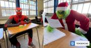 Spiderman y el Grinch controlan los votos en local de Concepción: cambiar el chip de los chilenos