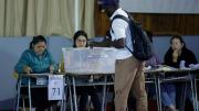 Abren los colegios electorales en Chile para el balotaje presidencial entre Jara y Kast