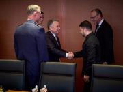 La guerra con Rusia: Volodimir Zelenski ofrece renunciar al ingreso de Ucrania a la OTAN, pero exige garantías y rechaza la presión de Estados Unidos