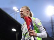 Premier League: los goles de Haaland mantienen al City a la caza del Arsenal y el Aston Villa sigue de racha sin Dibu Martínez