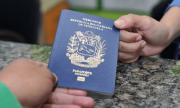 Jóvenes venezolanos priorizan el trámite del pasaporte ante escenarios de movilidad en 2026