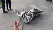 Choque en barrio Vicente Solá: una moto con mujeres ebrias embistió a un auto con docentes