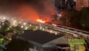 Noche de fuego en Colegiales: vagones en desuso del Tren Mitre ardieron a metros de las casas y cubrieron el barrio de humo
