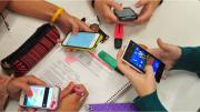 Jóvenes y pantallas: alrededor del 80% se informa a través de celulares y redes sociales