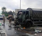 Vehículo del Ministerio de Defensa chocó con un ómnibus y un camión; hay un herido grave