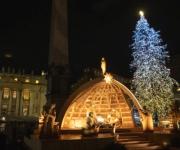 El Vaticano enciende el árbol de Navidad y el belén en la plaza de San Pedro