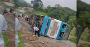 Bus con pasajeros vuelca a un costado de la carretera nueva Cochabamba – Santa Cruz