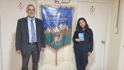Estudiante de la Escuela Pampa Guanaco recibe libro de regalo de manos del Presidente Gabriel Boric