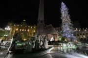 La Navidad ilumina la Plaza de San Pedro: mira el encendido del árbol y el pesebre en el Vaticano