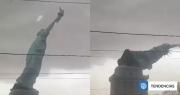 VIDEO: Réplica de 24 metros de la Estatua de la Libertad colapsa tras fuertes vientos en Brasil