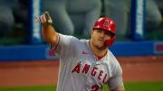 Angelinos contemplan a Mike Trout en el jardín central para 2026