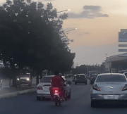 Imprudencia total: Motorizados transitan sin casco en la C-1