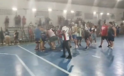 Conmoción por la violenta pelea de padres en un partido de fútbol infantil
