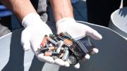 Siembran pilas y baterías desgastadas para cosechar combustible limpio: así es como las reciclan