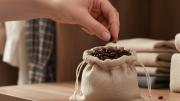 No es para el olor: por qué recomiendan poner granos de café en el placard