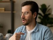 Hablar con uno mismo: por qué puede mejorar el bienestar emocional y mental, según la ciencia