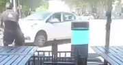 Videos: así fue el momento en que un hombre de La Plata se descompensó, chocó contra El Pulpito y murió