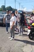 Herida dama tras sufrir una caída en motocicleta