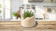 Pocos lo saben: qué significa y para que sirve colocar un frasco con arroz y romero en la cocina