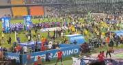 Graves disturbios empañan final de Copa: hinchas se enfrentan en la cancha