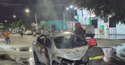 Un remis se prendió fuego y causó revuelo en una zona comercial de Villa Krause