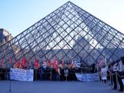 ¿Por qué los empleados del Louvre, el museo más visitado del mundo, siguen en huelga?